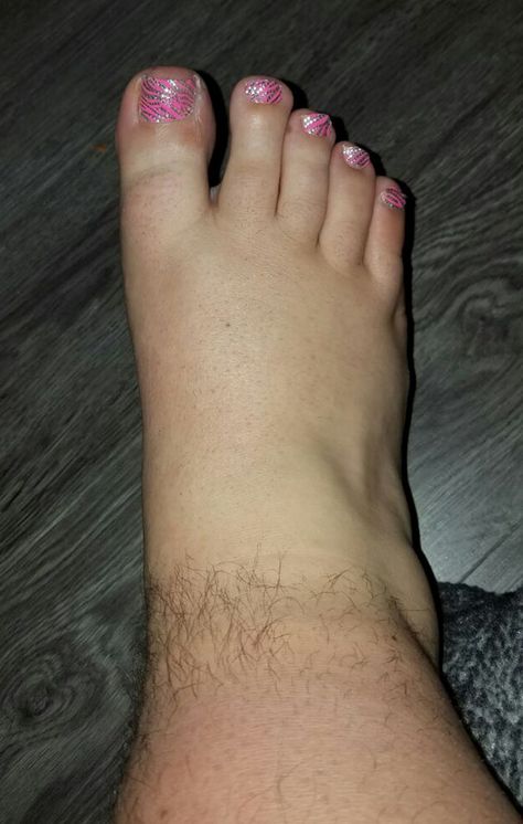 My Husband Bet Me I Couldn't Shave His Foot Without Him Waking Up. This Is What He Woke Up To This Morning Realistic Trash Polka, Unghie Sfumate, Funny Snaps, Gambling Tattoo, Gambling Humor, Snapchat Funny, Nails Short, Bored Panda, Funny Photos