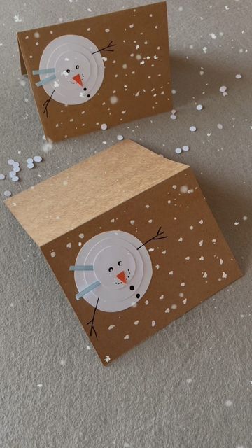 3gyerekszáj on Instagram: "Snowman ❄️☃️❄️ #christmas #christmasdecor #merrychristmas #happyholidays #hohoho #snowman #christmascard #natale #karácsony #hóember #kidscrafts #classroom #momhacks" Christmas Wrapping Diy, Snowman Christmas Cards, Christmas Card Crafts, Diy Christmas Cards, Winter Art, Snowman Christmas, Diy Creative, Christmas Wrapping, Diy Cards