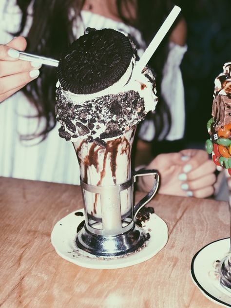 indulge in a fabulous milkshake Crazy Shakes, Photoshoot Moodboard, Aesthetic Foods, Black Taps, Cookies N Cream Cookies, My Favorite Food, Live Colorfully, Cookies And Cream, Yummy Cookies