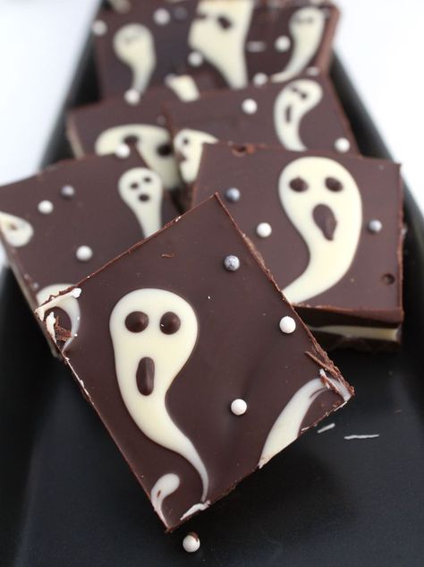 This ghastly candy bark is so quick and easy it makes a perfect last-minutes Halloween treat! | The Simple, Sweet Life Halloween Candy Recipes, Delicious Halloween Treats, Pasteles Halloween, Dessert Halloween, Postres Halloween, Fun Halloween Treats, Dulces Halloween, Halloween Party Snacks, Candy Bark