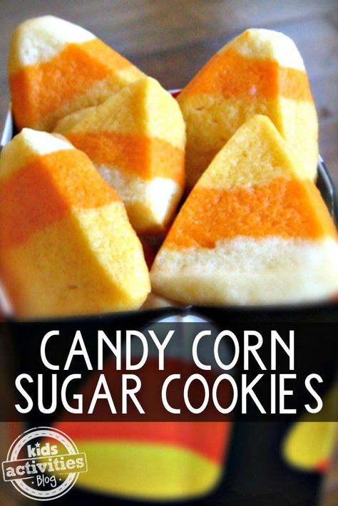 Sugar Cookies Kids, Candy Corn Sugar Cookies, Candy Corn Cookies, Recetas Halloween, Halloween Cookie Recipes, Cookies Halloween, Dulces Halloween, Halloween Cookies Decorated, Halloween Sugar Cookies