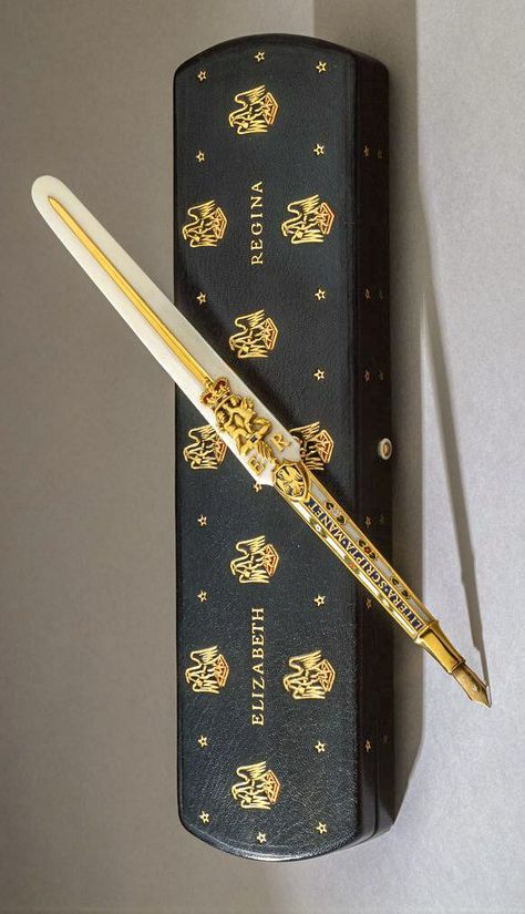 Prince Charles And Princess Anne, Pen Projects, Stylish Pens, Fancy Pens, Unique Pens, Luxury Pens, Fine Writing Instruments, Gold Pen, Pen Collection