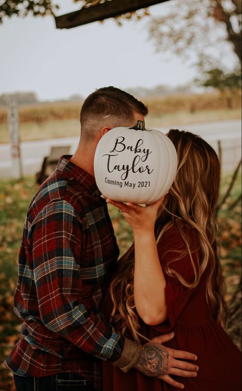 Pumpkin Gender Reveal Photoshoot, Pumpkin Patch Photoshoot Maternity, Fall Maternity Announcement Pictures, November Baby Announcement Ideas, November Maternity Photoshoot Ideas, Fall Maternity Photoshoot Ideas, Baby Announcement Pumpkin Patch, Halloween Maternity Pictures, Pregnancy Fall Photoshoot