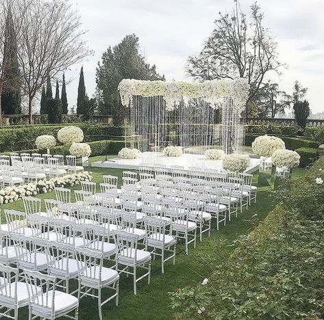 Outdoor Wedding Alter, Nikah Decor, Flower Backdrop Wedding, Wedding Alters, Garden Theme Wedding, Dream Wedding Decorations, Garden Weddings Ceremony, Wedding Planning Decor, Wedding Backdrop Design