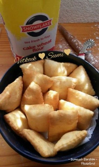 Kiri Cheese, Vetkoek Recipe, Biscuit Recipes Uk, Fat Cakes Recipe, Halaal Recipes, Dinner Rolls Easy, Eid Recipes, Baking Treats, Swirl Bread