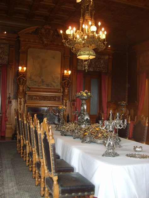 Sala de jantar do Castelo de Chapultepec, localizado na Cidade do México, México. Esta sala foi utilizada pelo imperador Maximiliano I e a Imperatriz Carlota. Hoje o castelo contendo as suas 19 salas abriga um vasto acervo de artigos que exibem e ilustram a História do México desde a conquista espanhola, com diversos objetos como armaduras medievais, espadas e canhões, entre muitos outros.  Fotografia: Arturo de Albornoz. Castle Dining Room, Chapultepec Castle, Dining Room Table Settings, Castle Rooms, Castles Interior, Manor Houses, Dining Hall, México City, Banquet Tables