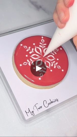 Royal Icing Snowflake Cookies, Snowflake Cookies Decorating, Cookie Decorating Videos, Christmas Cookie Icing, Iced Christmas Cookies, Snowflake Christmas Cookies, Snowflake Sugar Cookies, Christmas Sugar Cookies Decorated, Cookie Recipes Decorating