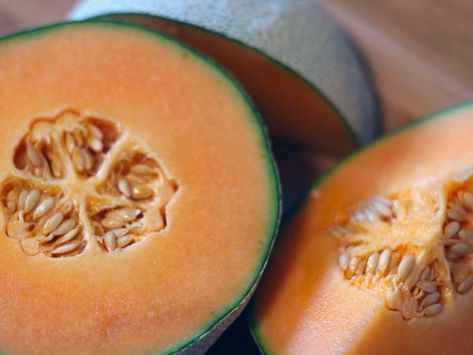 Cantaloupe has more beta carotene — a form of vitamin A that promotes healthy eyes — than many other similar fruits like oranges, grapefruits, peaches, and mangoes. Just one cup of the fruit provides you with potassium as well as more than 100% of your daily recommended value of vitamins A and C. Plus, since water makes up 90% of cantaloupe, there are only 55 calories in one serving. 30 Days Workout Challenge, Honey Balsamic Dressing, Zero Calorie Foods, Easy Cupcake Recipes, Fruit Picking, Ripe Fruit, Different Fruits, Dinner Recipes Crockpot, Best Fruits