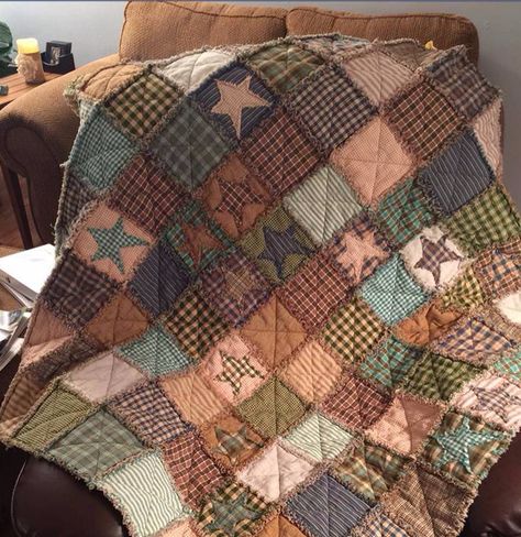 Primitive Star Rag Quilt Quilts Aesthetic, Quilting Aesthetic, Jelly Roll Rag Quilt, Quilt Aesthetic, Quilt Halloween, Rag Quilt Patterns, Primitive Star, Beginner Quilt, Primitive Quilts