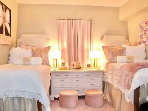 Pink And Gold Room, Rustic Dorm Room, Cute Dorm Room Ideas, Modern Dorm Room, Pink Dorm Room Decor, Dorm Room Ideas For Girls, White Dorm Room, Pretty Dorm Room, Room Ideas For Girls