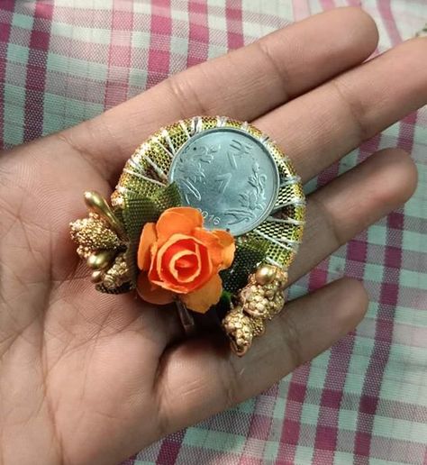 Gold Coin Gift Packing Ideas, Coin Decoration Ideas For Wedding, Silver Coin Packing Ideas For Wedding, Coin Packing Ideas, Coconut Decoration, Wedding Gift Hampers, Indian Wedding Gifts, Diwali Gift Hampers, Wedding Gift Money