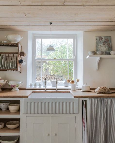 Somerset Cottage, Slatted Shelves, Cottage Kitchens, Country Style Kitchen, Compact Kitchen, Cottage Interiors, Tiny Kitchen, Cottage Kitchen, Lazy Susan