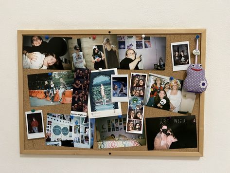 Cool Cork Board Ideas, Corkboard Photo Display, Photo Wall Cork Board, Bulletin Board Bedroom Decor, Polaroids On Cork Board, Aesthetic Pinboard, Cork Board Ideas For Bedroom Pictures, Bulletin Board Collage, Vision Bulletin Board Ideas