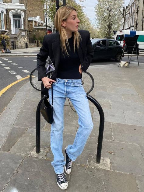 9 Low-Rise Jeans Outfits That Are Actually So Wearable | Who What Wear UK Low Rise Jeans Outfits, Converse Sneakers Outfit, Fall Denim Trends, Bodysuit Jeans, Camille Charriere, Jeans And Converse, Low Waist Jeans, Fall Denim, Chic Sweaters