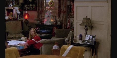 Phoebe's apartment was the quirkiest of all places, much like the character herself in the show Friends. Here are some hidden details you missed! Phoebe Buffay Apartment, Phoebe's Apartment, The Show Friends, Friends Phoebe, Lisa Kudrow, Phoebe Buffay, Screen Shot, Apartment, Home Decor