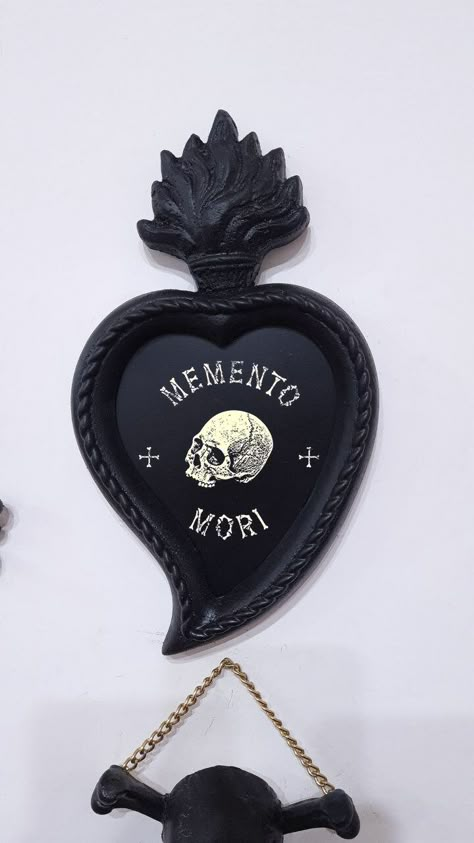 Wall decoration frame ex voto memento mori - aesthetic - gothic wall - gothic decoration - goth art - funny gothic - pastel goth Resin frame made and hand painted matte black. with memento mori image measures 24 x 13 cm perfect furnishing accessory for lovers of the Gothic style. the painting has a typical attachment of frames that can be applied with a small nail to the wall. HANDMADE AND HAND PAINTED Maximalist Decor Gothic, Mexican Goth Decor, Gothic Aesthetic Decor, Romantic Goth Decor, Gothic Clay Ideas, Memento Mori Aesthetic, Gothic Diy Decor, Mori Aesthetic, Goth Home Aesthetic