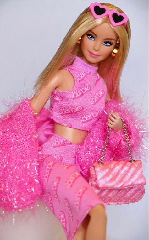 Barbie supermodel Barbie Aesthetics, Pink Toys, Barbie Mermaid, Y2k Barbie, Barbie Funny, Barbies Pics, Barbie Face, Barbie Halloween, Pink Core