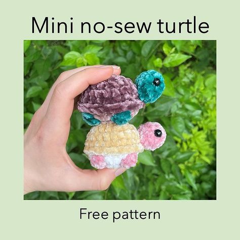 FREE MINI NO-SEW TURTLE PATTERN 🐢🐢 These little turtles are so quick and easy to make, they only take about 30 minutes! Please let me… | Instagram Crochet Turtle Pattern Free, Crochet Turtle Pattern, Crochet Stuffies, Crochet Toys Free, Crochet Market, Crochet Plushies, Things To Crochet, Quick Crochet Patterns, Pola Amigurumi