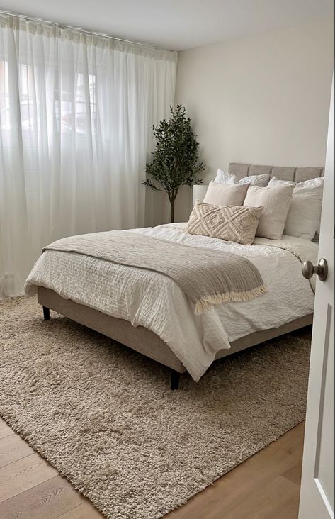 Beige Flooring Bedroom, Grey Beige Bed, Grey Beige And White Bedroom Ideas, First House Bedroom Ideas, Small Beige Bedroom, Bedroom Beige Bed, Creme Bedding, Neutral Small Bedroom, Beige Apartment Decor