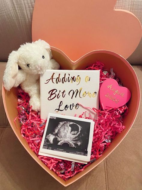 29 Valentine's Day Pregnancy Announcement Ideas - Just Simply Mom Valentines Baby Announcement, Creative Baby Announcements, Vom Avea Un Copil, Second Baby Announcements, Baby Surprise Announcement, Valentines Pregnancy Announcement, Pregnancy Announcement To Parents, Baby Announcement To Husband, Unique Pregnancy Announcement