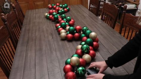 Diy Ornament Garland, Ornament Garland Diy, Christmas Decor Idea, Diy Christmas Ball, Candle Decorations, Large Christmas Ornaments, Diy Christmas Garland, Centerpieces Diy, Diy Ornament