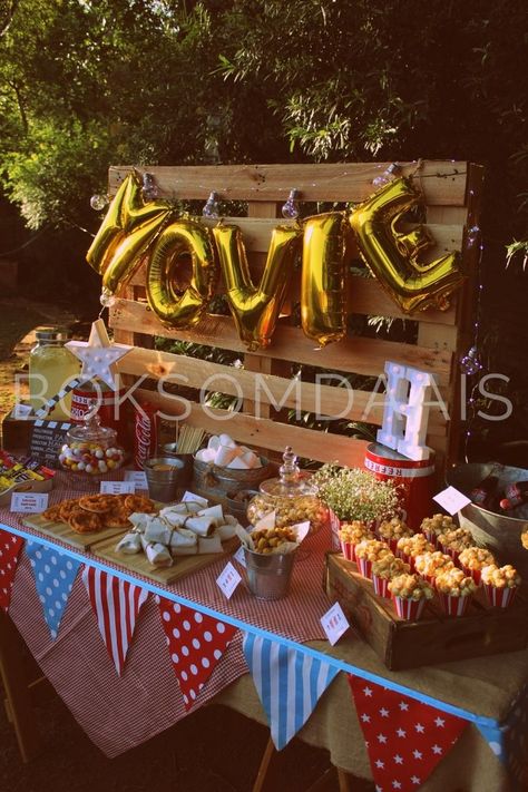 Movie Night Birthday Party Ideas, Outdoor Movie Birthday, Outdoor Movie Night Party, Backyard Movie Night Party, Diy Backyard Movie Night, Birthday Movie Night, Summer Movie Night, Outdoor Movie Party, Movie Night Birthday