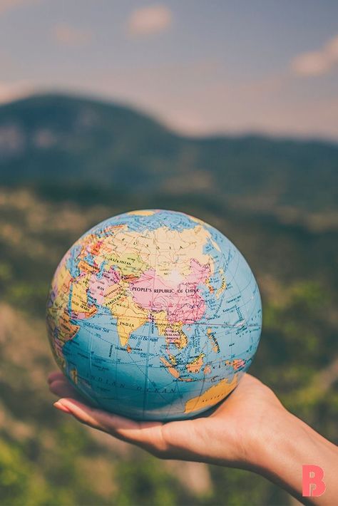 Aesthetic Globe Wallpaper, Globe Photography, Globe Wallpaper, Guinness Book Of World Records, Miniature Photography, World Map Wallpaper, Map Wallpaper, Travel Wallpaper, World Globe