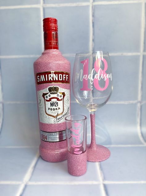 18th Birthday Alcohol Gift Ideas, Glitter Alcohol Bottles 21st Birthday, Vodka Com Glitter, Alcohol Present Ideas, Glitter Bottle Diy Alcohol, Smirnoff Recipes, Bedazzled Liquor Bottles, Alcohol Bottle Crafts, Decorated Liquor Bottles