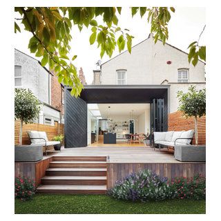 Global Architecture, Contemporary Deck, London Garden, Timber Deck, Kitchen Extension, House Extensions, Deck Design, Bifold Doors, Beautiful Gardens