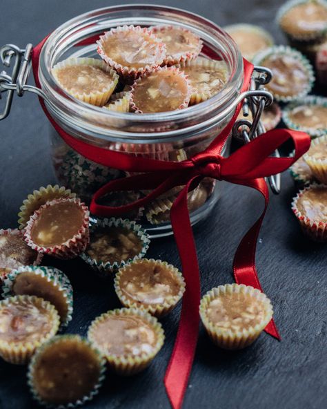 Swedish Christmas toffees—knäck – Swedish Spoon Swedish Christmas Desserts, Swedish Christmas Cookies, Toffee Christmas, Swedish Christmas Food, Swedish Treats, Christmas Toffee, Toffee Bites, How To Make Toffee, Soft Toffee