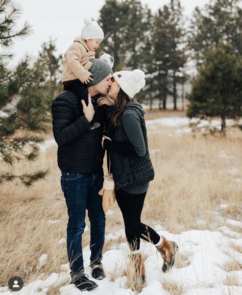 Family Photos Mountains Winter, Carhart Beanie Family Photos, Family Photos Outside Winter, Winter Forest Family Photos, Family Sweatsuit Photoshoot, Winter Family Of 3 Photos, Winter Family Photos Outdoor Outfit Ideas, Winter Pictures Outfits, Cold Weather Family Photos