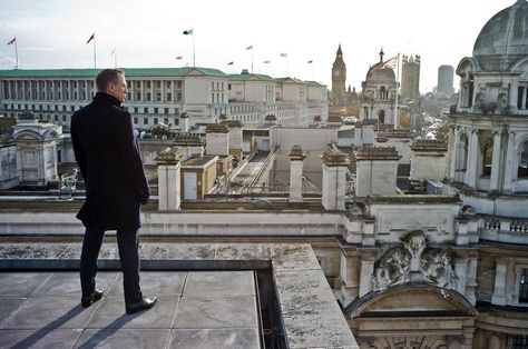 Daniel Craig on a London rooftop in "Skyfall." James Bond Skyfall, Top 10 Films, James Bond Style, Daniel Craig James Bond, Timothy Dalton, 007 James Bond, James Bond Movies, Ian Fleming, Male Celebrities