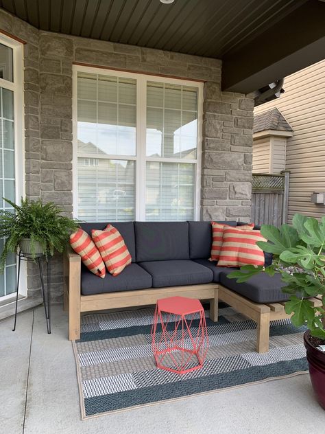 Front Porch Seating Area, Porch Seating Area, Porch Patio Ideas, Front Porch Seating Ideas, Sunporch Ideas, Porch Gardening, Modern Front Porch Decor, Front Porch Landscaping, Simple Front Porch