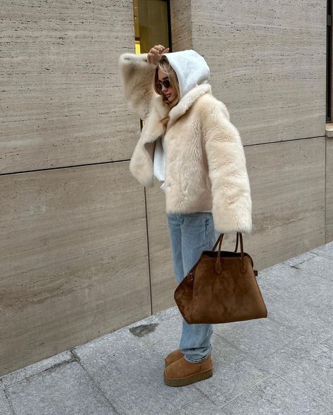 Beige Autumn Outfit, Short Fur Coat Outfit, Warm Outfits For Winter, Teddy Coat Outfit, Short Fur Coat, Fur Coat Outfit, Simple Fall Outfits, Outfit Trends, Coat Outfits