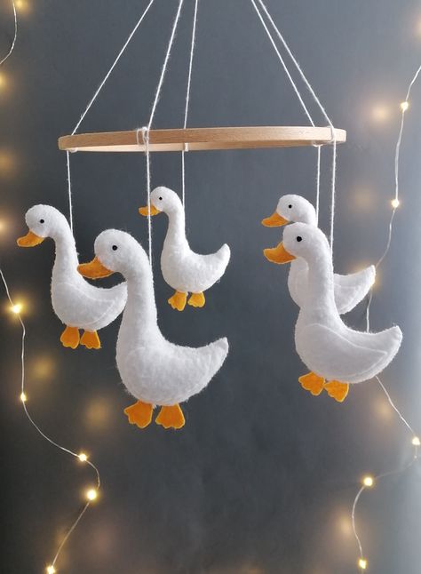 Mobile For Crib, Felt Plushies, Farmhouse Nursery Decor, Diy Baby Room Decor, Baby Shower Gift Ideas, Duck Baby, Farmhouse Nursery, Shower Gift Ideas, Cot Mobile