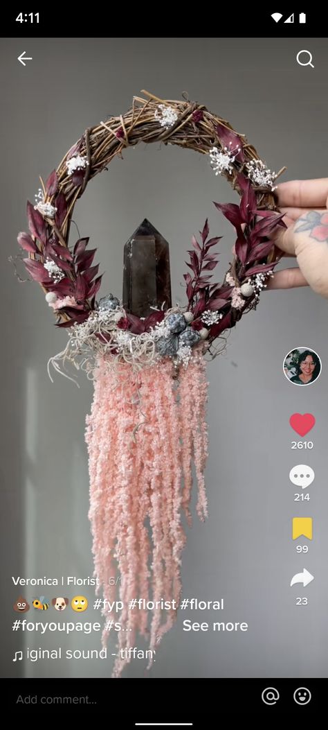 Witchy Dried Flowers, Wreaths With Crystals, Dried Flowers And Crystals, Crystal Crafts Diy Projects, Diy Crystal Decor Ideas, Oddities Crafts, Celestial Wreath, Witchy Ornaments, Goth Wreath