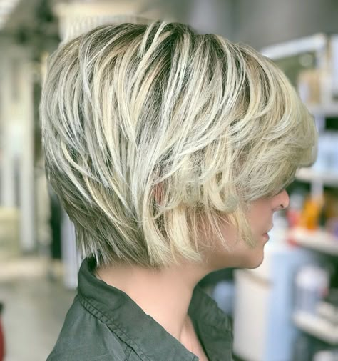 Short Sliced Metallic Blonde Bob White Blonde Highlights, Short Textured Hair, Short Pixie Bob, Straight Bob Hairstyles, Short Shag Haircuts, Short Shag Hairstyles, Latest Short Haircuts, Short Shag, Shag Hairstyles