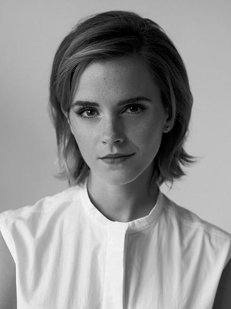 Haircut Summer, Emma Watson Hair, Hair Beach Waves, 90s Haircuts, Hairstyles Layered, Beach Wave Hair, Portrait Reference, Business Portrait, Hairstyles Short Hair