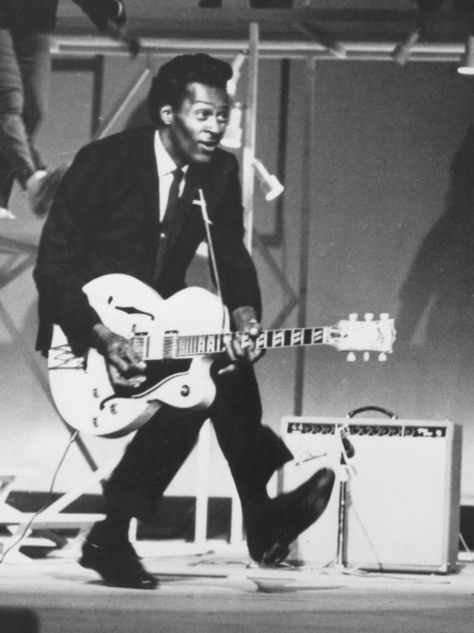 20 Interesting Photographs of Chuck Berry Shows Off His Legendary Duck Walk During Performances John Fogerty, John Lee Hooker, Blues Musicians, Chuck Berry, Musica Rock, Rock N Roll Music, Rock N’roll, Rhythm And Blues, Rock Chic