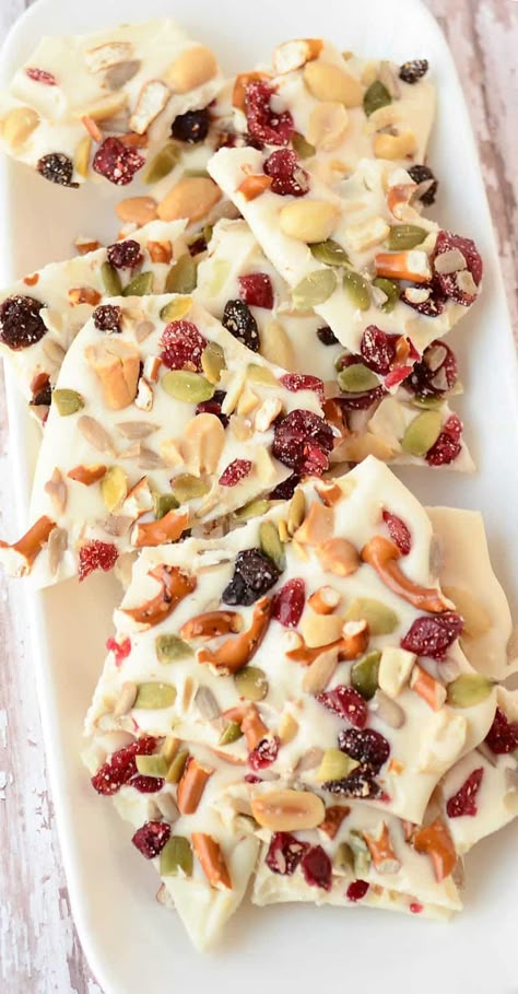 White Chocolate Bark Recipes, Bark Recipes Easy, Candy Bark Recipes, Almond Bark Recipes, Holiday Bark, Christmas Bark Recipes, Bark Candy, Christmas Bark, White Chocolate Bark