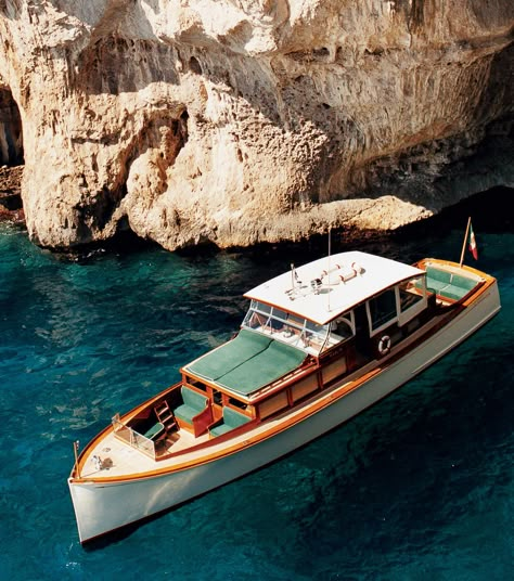 Vintage Yacht Interior, Sailboats Aesthetic, Classic Speedboat, Vintage Yacht, Classic Sailboat, Small Yachts, Navi A Vela, Classic Wooden Boats, Sea Boat