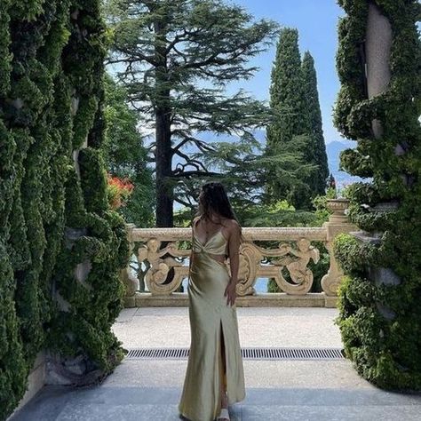 Lac Como, Castle Vibes, Best Travel Outfits For Women, Comer See, Travel Pose, Italy Pictures, Italy Summer, Lake Como Italy, Europe Photos