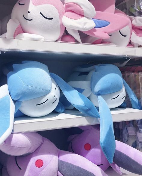 Plushies from : Pokemon Center💖 Sleepy Pokemon, Plush Pokemon, Pokemon Eevee Evolutions, Pokemon Eeveelutions, Eevee Evolutions, Pokemon Pokemon, Pokemon Toy, Pokemon Center, Pokemon Eevee