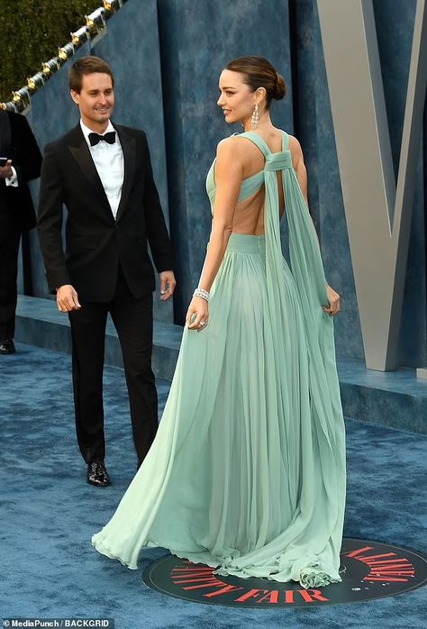 Miranda Kerr Dress, Evan Spiegel, Miranda Kerr Style, Fashion Dresses Formal, Red Carpet Gowns, Plunge Dress, Oscar Party, Vanity Fair Oscar Party, Blue Gown