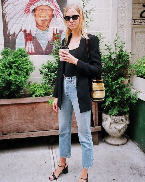 oversized blazer and straight jeans Long Black Blazer, Black Blazer Outfit, Minimalist Moda, Body Noir, Outfits Edgy, Look Jean, Weather Outfits, Prep Style, Blazer Outfit