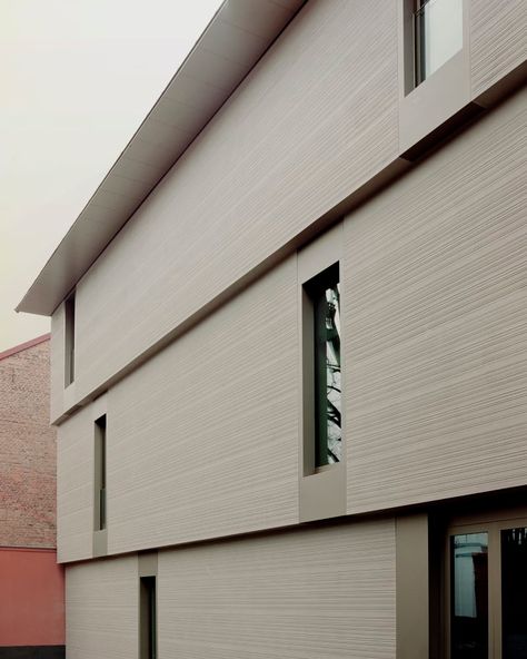 Atelier ST, Simone Bossi · KUNSTHAUS GÖTTINGEN · Divisare Sliding Glass Windows, Exhibition Room, Exhibition Building, Sliding Wall, Minimal Architecture, Architectural Section, Museum Architecture, Concrete Structure, Urban Spaces