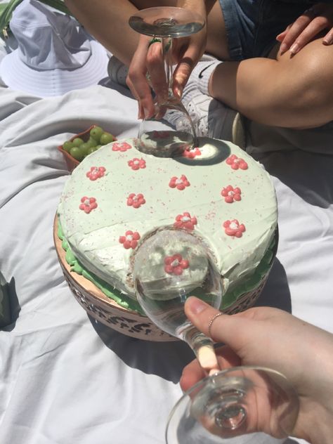 Picnic with cake and wine glasses Birthday Cake Wine, Cake And Wine, Wine Glass Cake, Cake Picnic, Picnic Wine, Picnic Cake, Picnic Planning, Wine Cake, Picnic Birthday Party