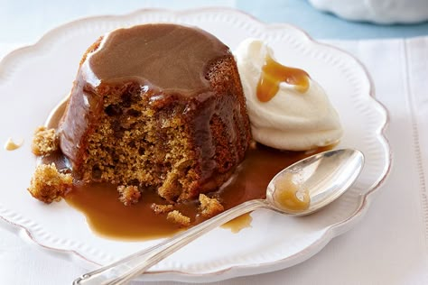 Winter Puddings, Desserts For 1, Sticky Toffee Pudding Cake, Nut Free Desserts, English Desserts, Hot Desserts, Sticky Date Pudding, Date Pudding, Toffee Sauce