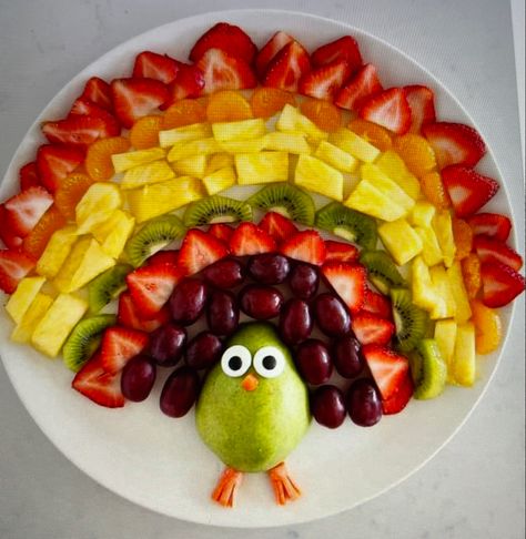 Turkey Fruit Tray, Thanksgiving Veggie Tray, Turkey Fruit, Turkey Veggie Tray, Thanksgiving Veggies, Thanksgiving Food Crafts, Fruit Turkey, Lunch At Home, Thanksgiving Fruit