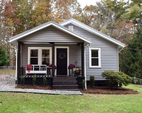 Small House Porch, Small House Tour, Small Rustic House, Cute Small Houses, Small House Exteriors, Small House Exterior, Small Country Homes, Improve Curb Appeal, Small Bungalow